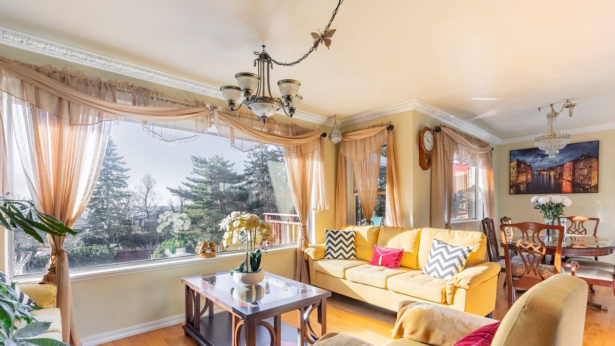 Bryn Mawr-Skyway House | Seattle's South End Gem | Pool | Hot Tub