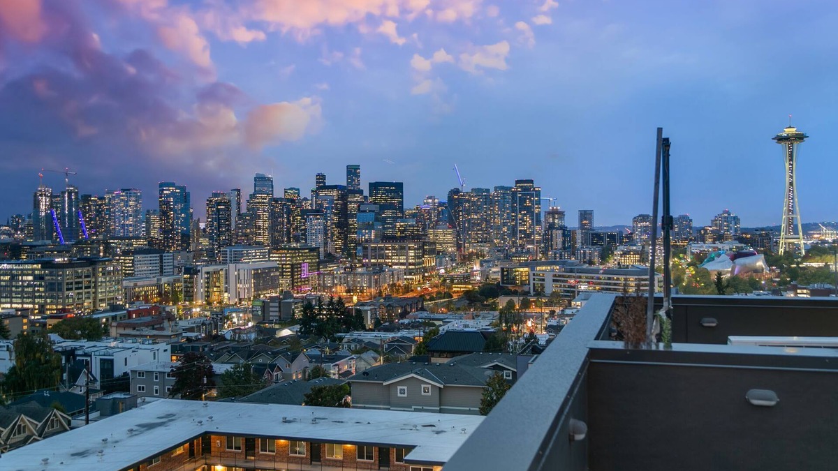 East Queen Anne House | Seattle Skyline Views! Walk to Space Needle! Rooftop deck! Beautiful design!