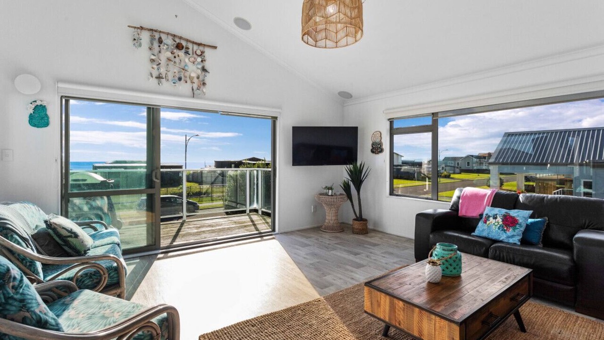 Waiotahi House | Seaview Oasis