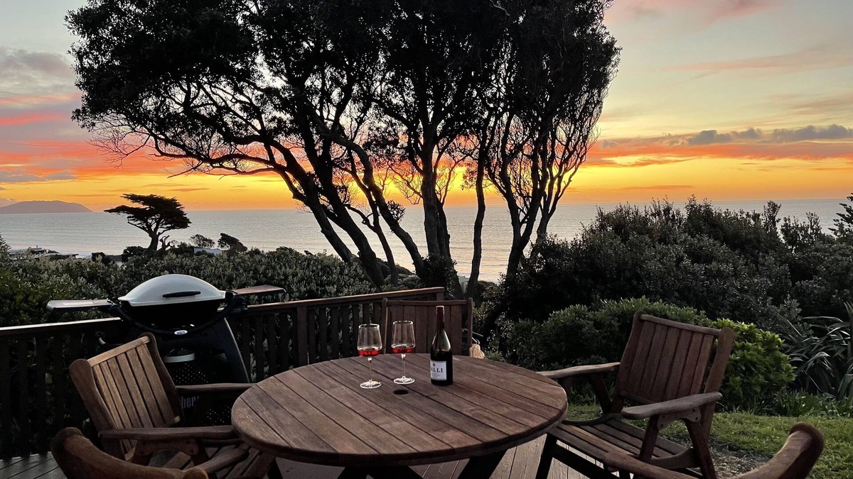 Paraparaumu House | Seaview Paradiso - Raumati South Holiday Home