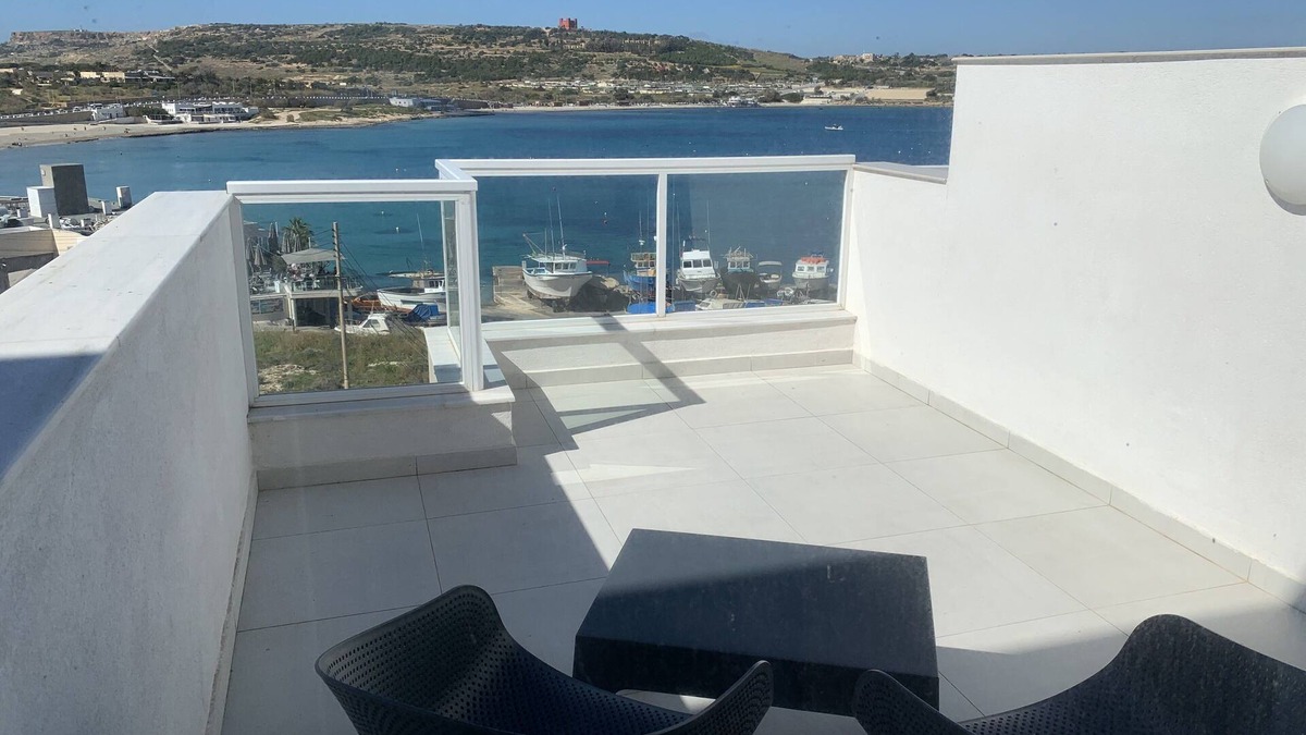 Għadira Apartment | Seaview Penthouse Modern 2 bedroom 50 mts from beach