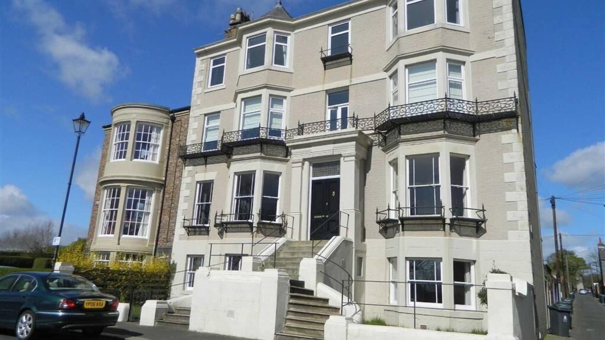 Tynemouth Apartment | Seaview Tynemouth Apartment and Parking. Pet friendly!