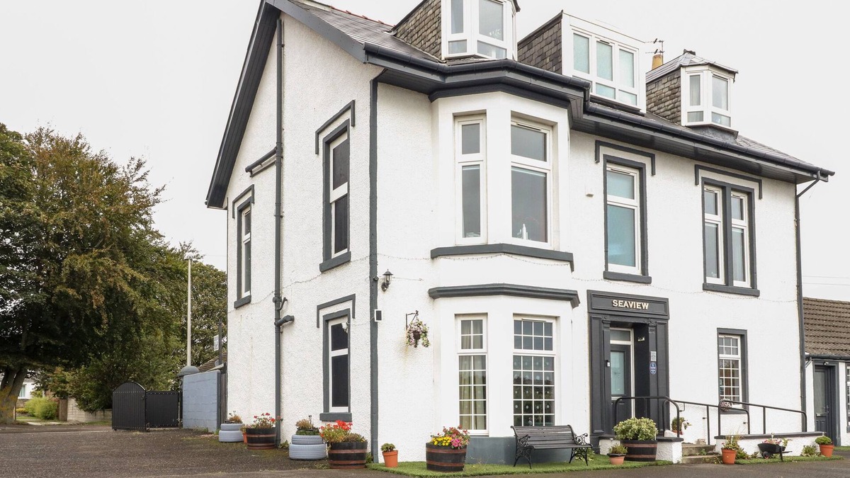 Carnoustie House | SEAVIEW WELLNESS RETREAT, pet friendly, with hot tub in Carnoustie