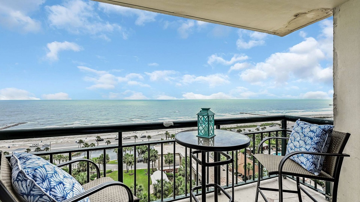 Galveston Resort | Seawall Perch ~ Luxurious Resort Life Beach Getaway 1bd/1.5bath