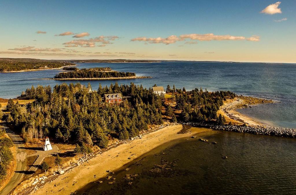 Larry's River Hotel | Seawind Landing Country Inn