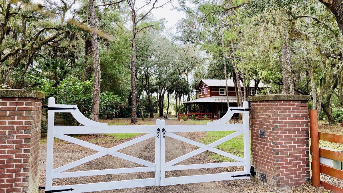 Sebring Cabin | Sebring Florida Best Kept Secret "Cracker Hammock Log Cabin"