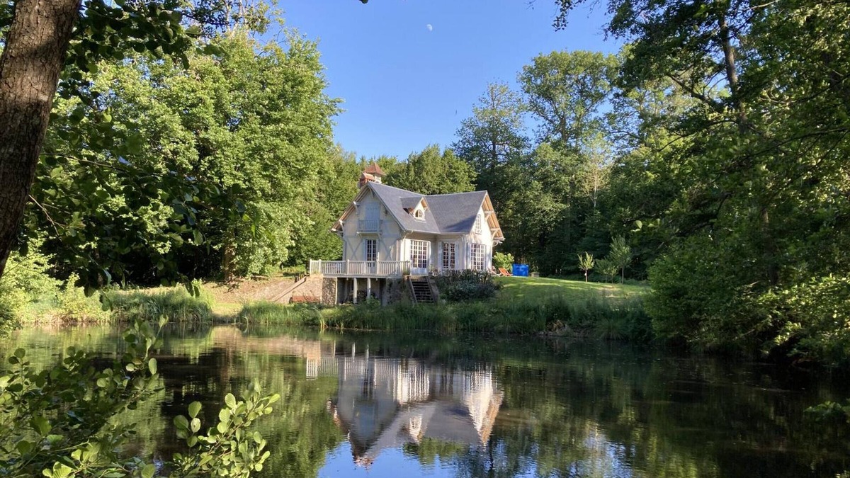 Clairefontaine-en-Yvelines Cottage | Secluded 127m² Cottage in Rambouillet Forest with Pond, Fireplace, and Terrace