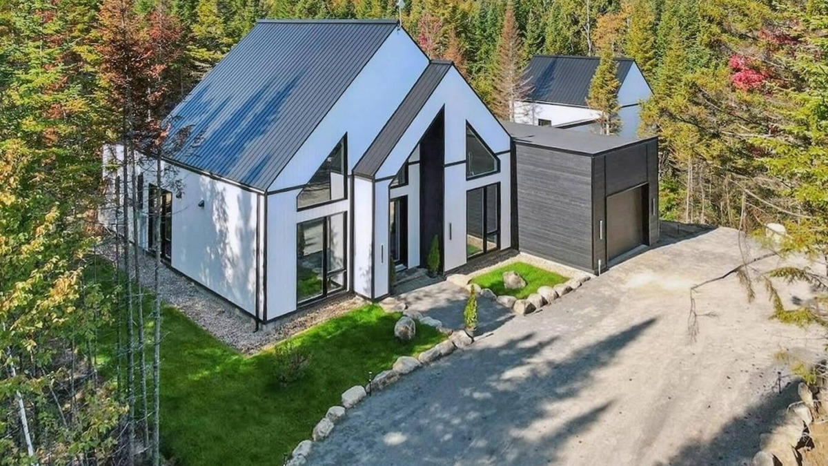 Notre-Dame-de-la-Merci Ski Chalet | Secluded 4BR/5Beds Chalet with Hot Tub & Sauna & private forest