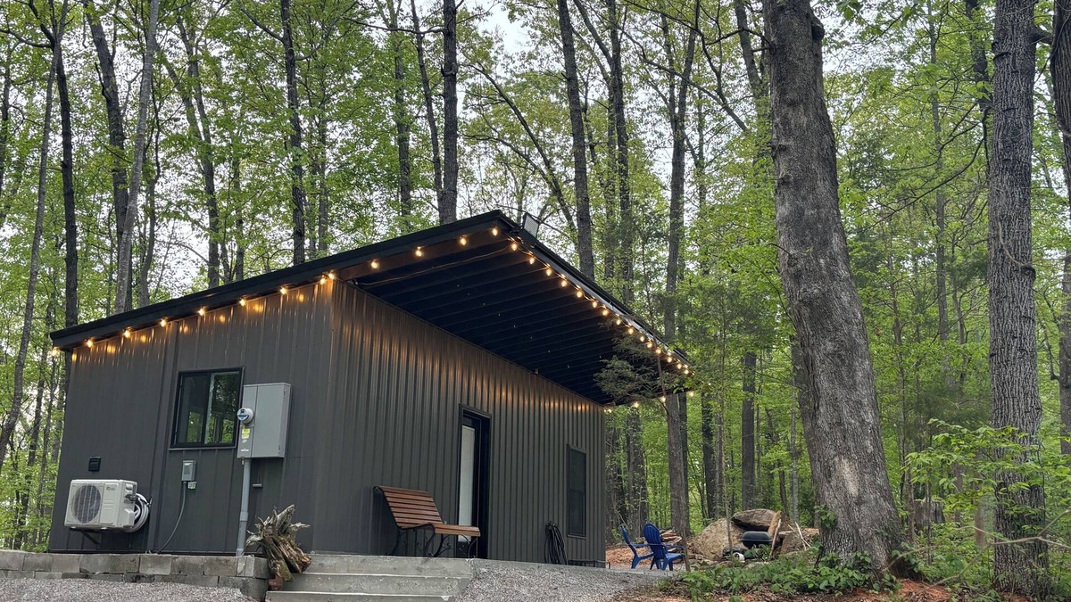 Byrdstown Cabin | Secluded 1 br cabin getaway with AC, WiFi in charming Byrdstown on Dale Hollow