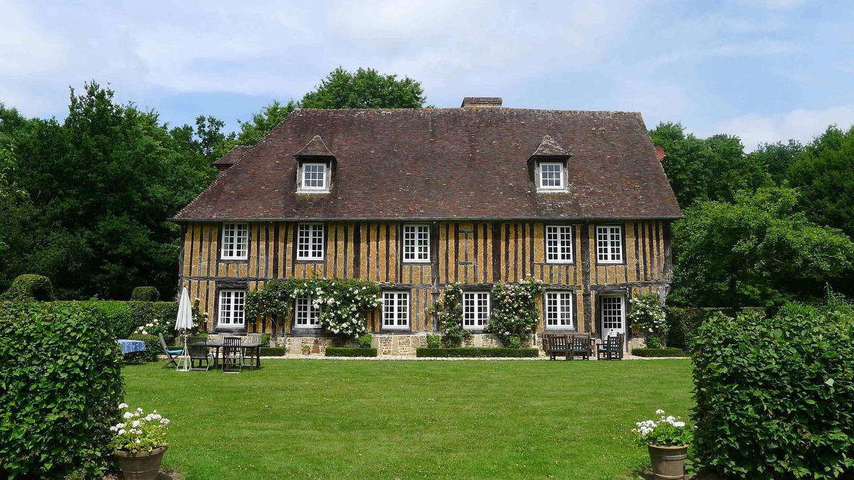 Les Jonquerets-de-Livet House | Secluded 15th Cent. Manor House with a large pool in a landscaped setting