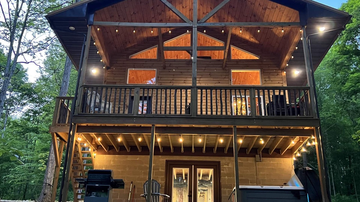 Logan Cabin | Secluded 3 bedroom Log Cabin Kid Friendly In Logan Ohio in Hocking Hills Hot Tub