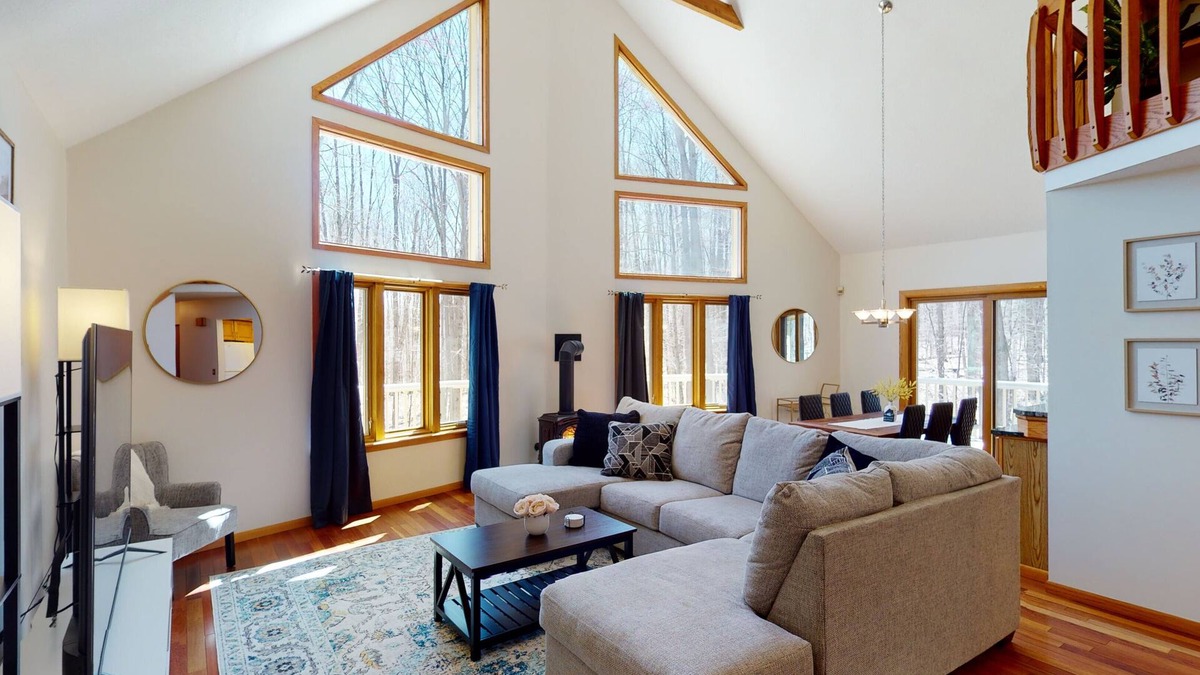 Michaywe Ski Chalet | Secluded 3 Br Luxury Chalet!