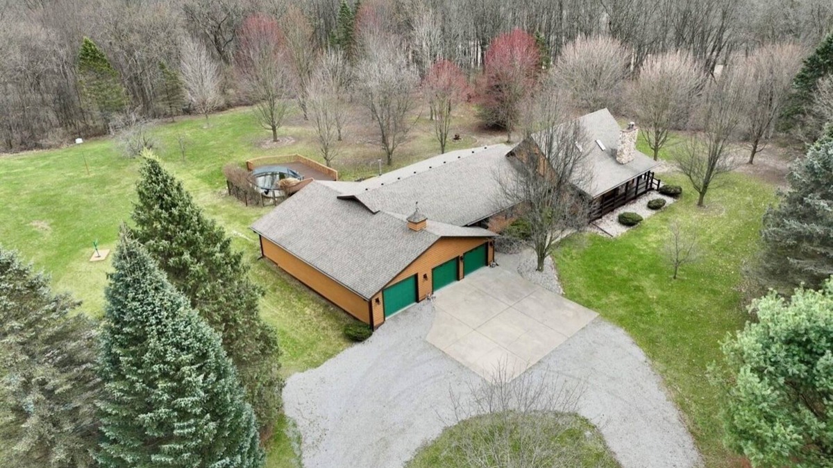 Gregory Cabin | Secluded 3400 Sq Ft Log Cabin Retreat with Modern Comforts & Screne Nature views