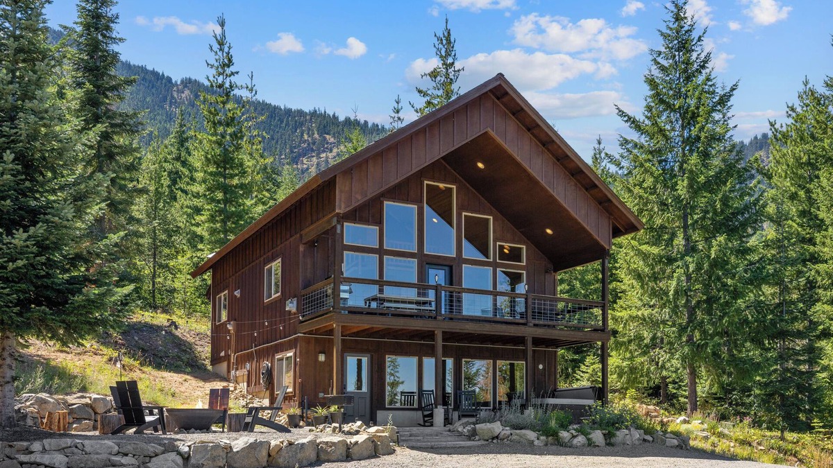Cle Elum Cabin | Secluded 4-bedroom Cabin Retreat with Game Room, AC, Hot Tub and Amazing View