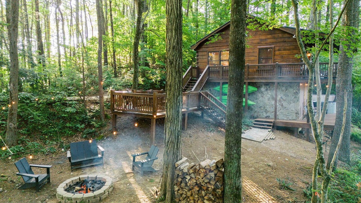 Cherry Log Cabin | Secluded 4WD adventure with mountain views, hot tub and flat yard. Pet-friendly!