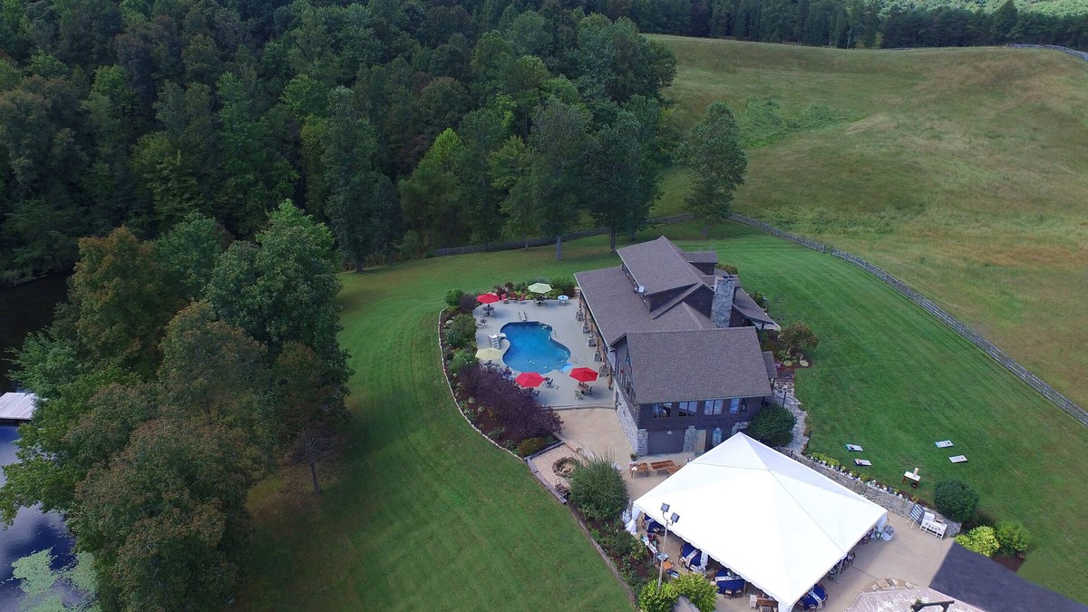 Wellington House | SECLUDED 50 acres/2 LAKES/LOG CABIN/SLEEPS 20/POOL/RED RIVER GORGE/CAVE RUN LAKE