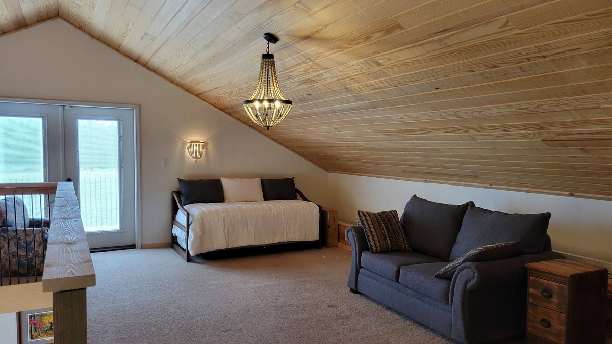 Licking House | Secluded 6-bedroom housenWiFi & AC~Jetted tubnHiking trail~Manicured acreage