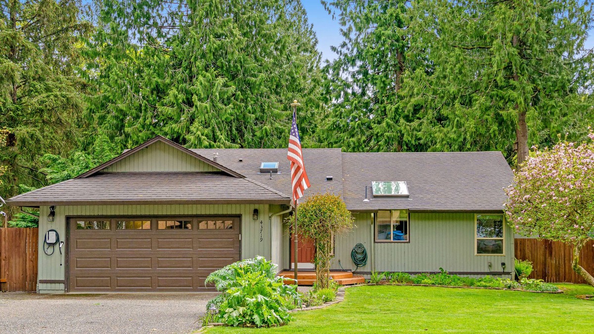 Riverbend House | Secluded abode with park-like yard, fast WiFi & play set - nearby river access