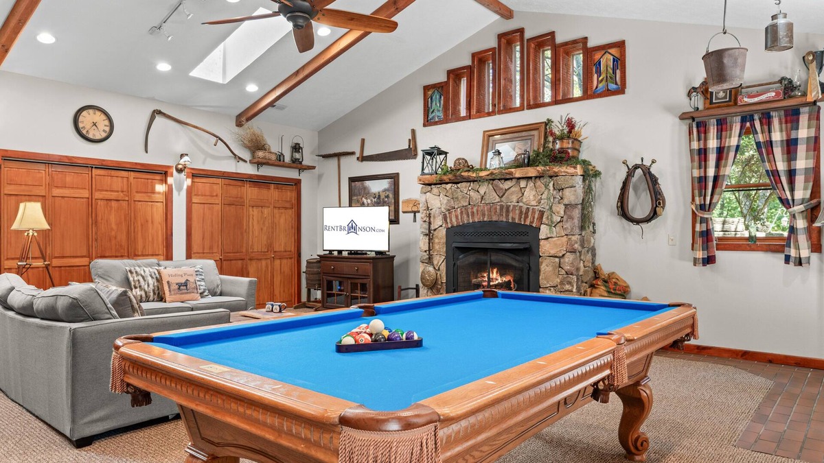 Blue Eye House | Secluded All-One-Level Carriage House-Pool Table-Hot Tub-Dog Friendly - Car Charger