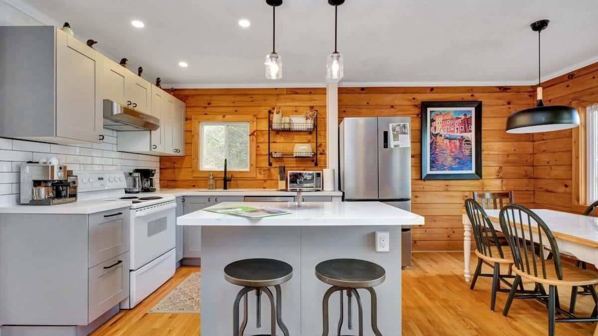 Frontenac House | Secluded and beautiful wooded waterfront retreat