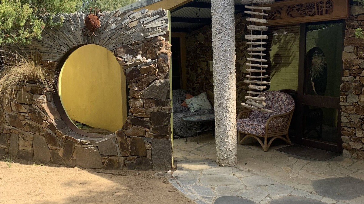 Rye House | Secluded back beach retreat