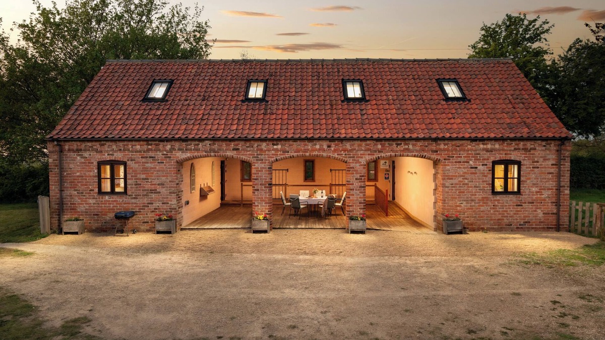 Leadenham House | Secluded barn sleeps up to seven in rural Lincolnshire. Private parking.