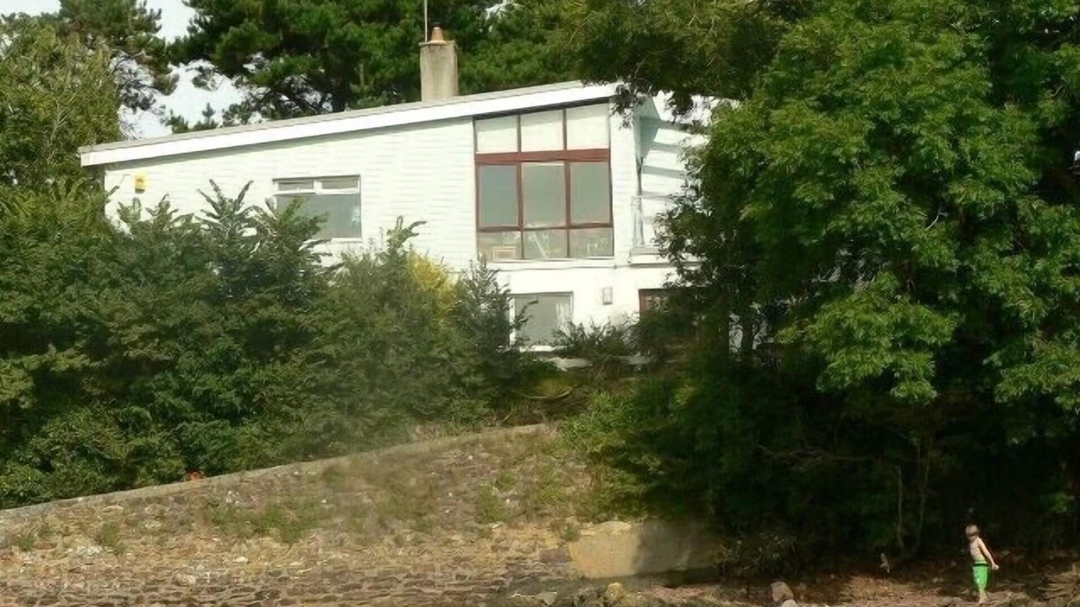 St Brides House | Secluded beachside 4 bed house, family & dog friendly, stunning creek views