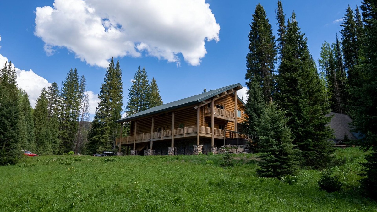 Salt Lake Mountain Resorts Cabin | Secluded big cabin within a mile of the resorts. looking for 30d+ rentals