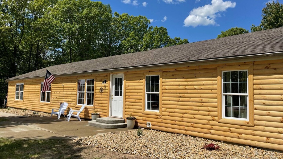Nelsonville Cabin | Secluded Black Bear Lodge w/Private Pool & Hot Tub near Hocking Hills Ohio