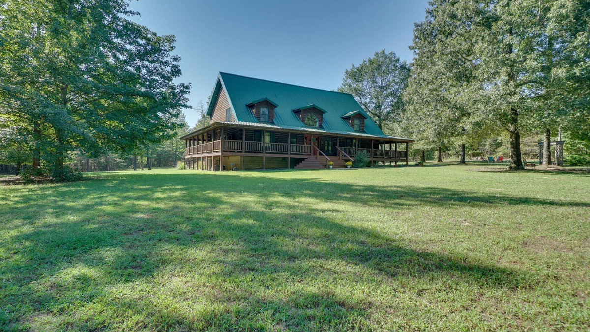 Octavia Cabin | Secluded Broken Bow Cabin w/Fire Pit and Deck!