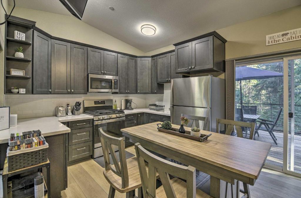 Butte Meadows House | Secluded Butte Meadows Cabin with Deck and Grill!