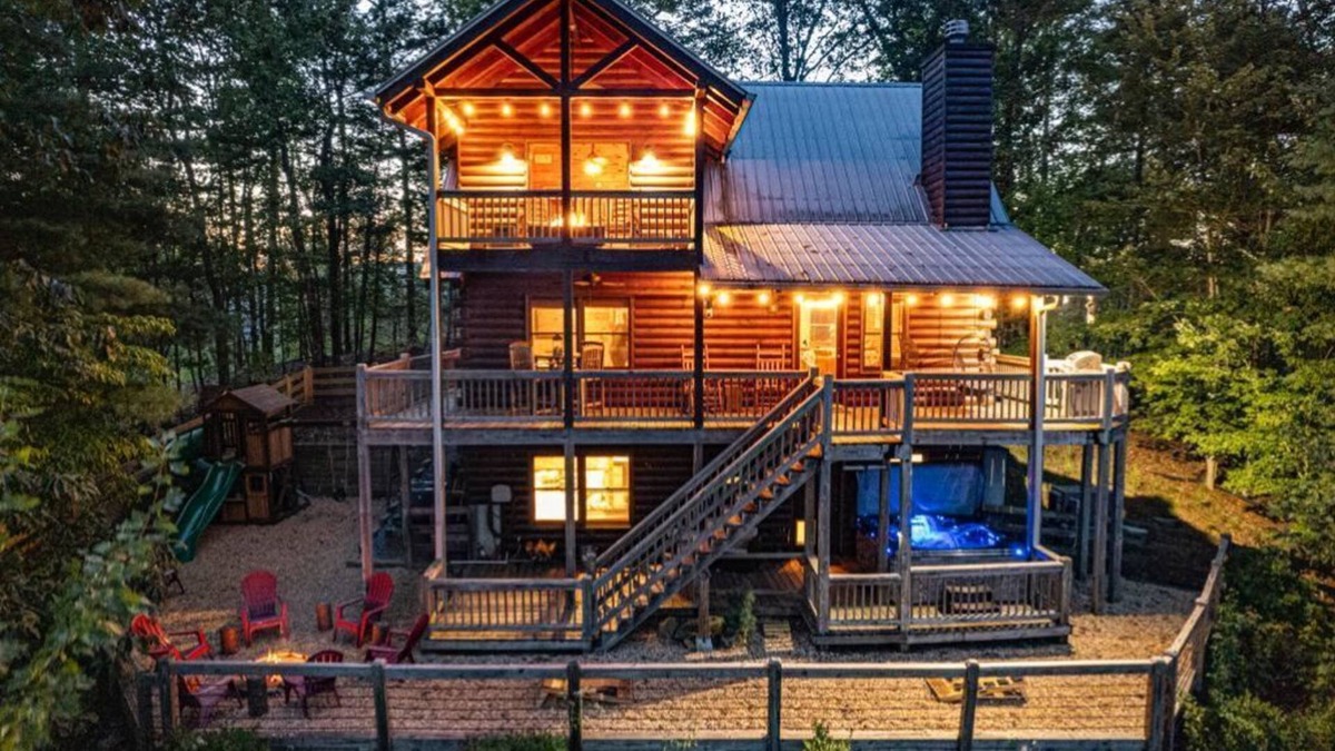 Cherry Log Cabin | Secluded Cabin- Family Friendly - 3 Bedrooms - Jacuzzi -Playground - Game Room