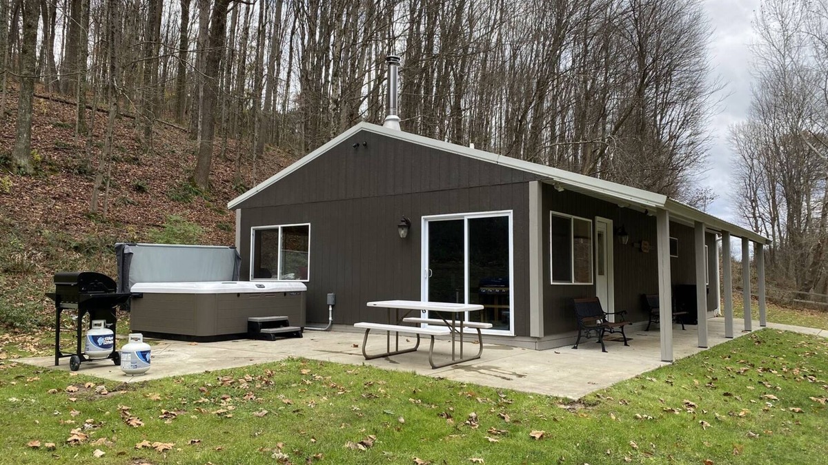 Logan Cabin | Secluded Cabin Getaway in Hocking Hills with Hot Tub Old Man's Cave Ash Cave