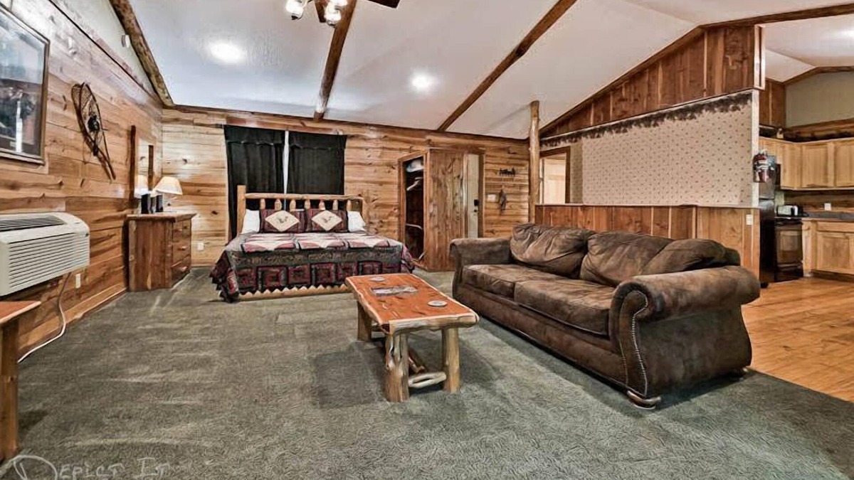 Sylvan Shores Cabin | Secluded Cabin in the woods Wifi Jacuzzi Fireplace