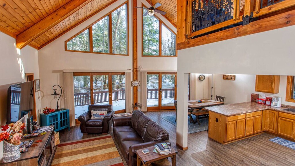 Sturgeon Bay Cabin | Secluded Cabin in the Woods - Dog Friendly