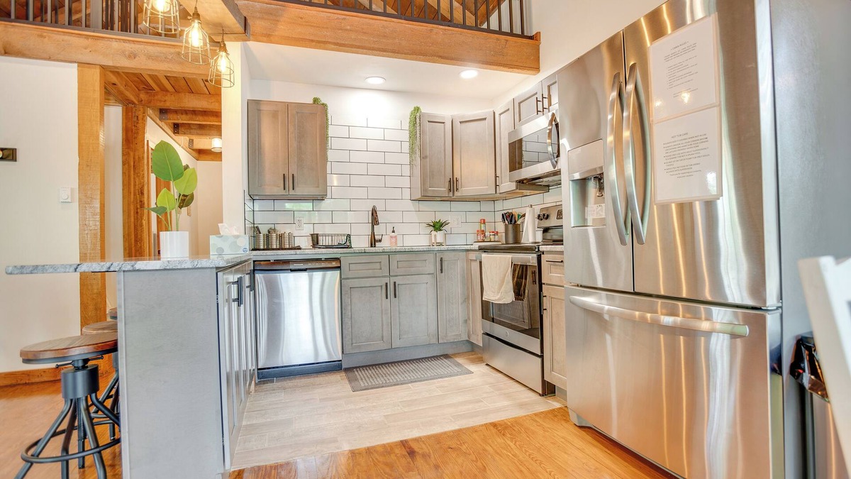 Warfordsburg Cabin | Secluded Cabin in the Woods with Hot Tub & Large Deck