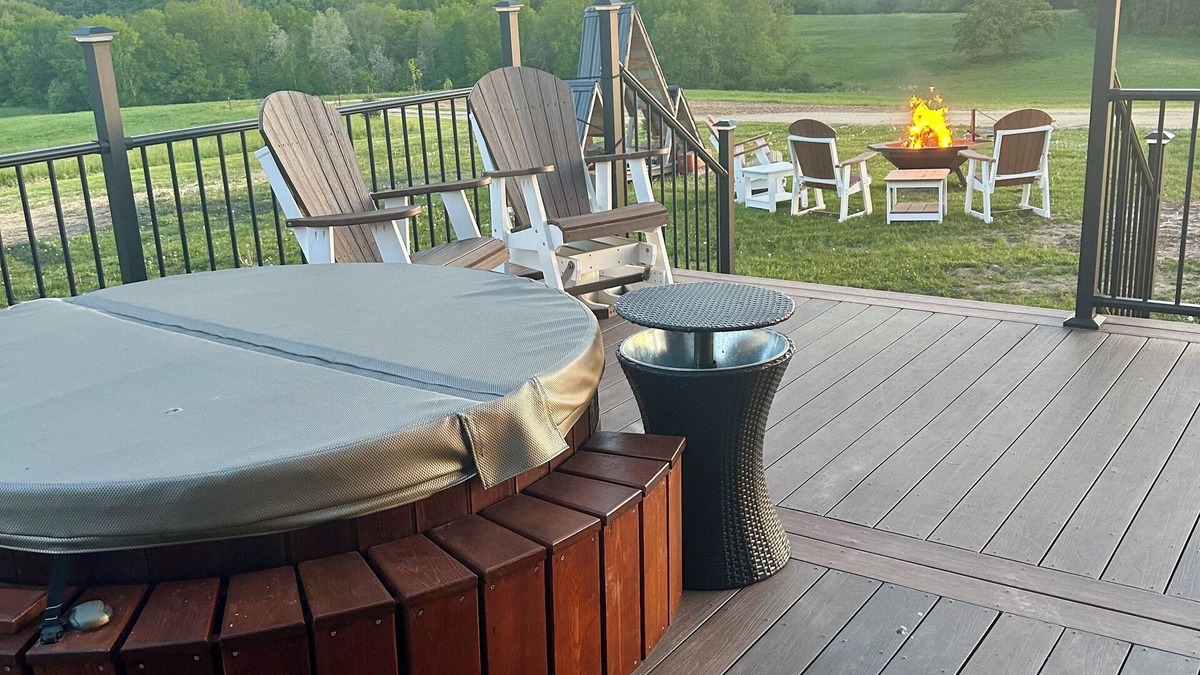 Viola Cabin | Secluded cabin on 75 acres 360 views cedar hot tub infrared sauna outdoor Shower