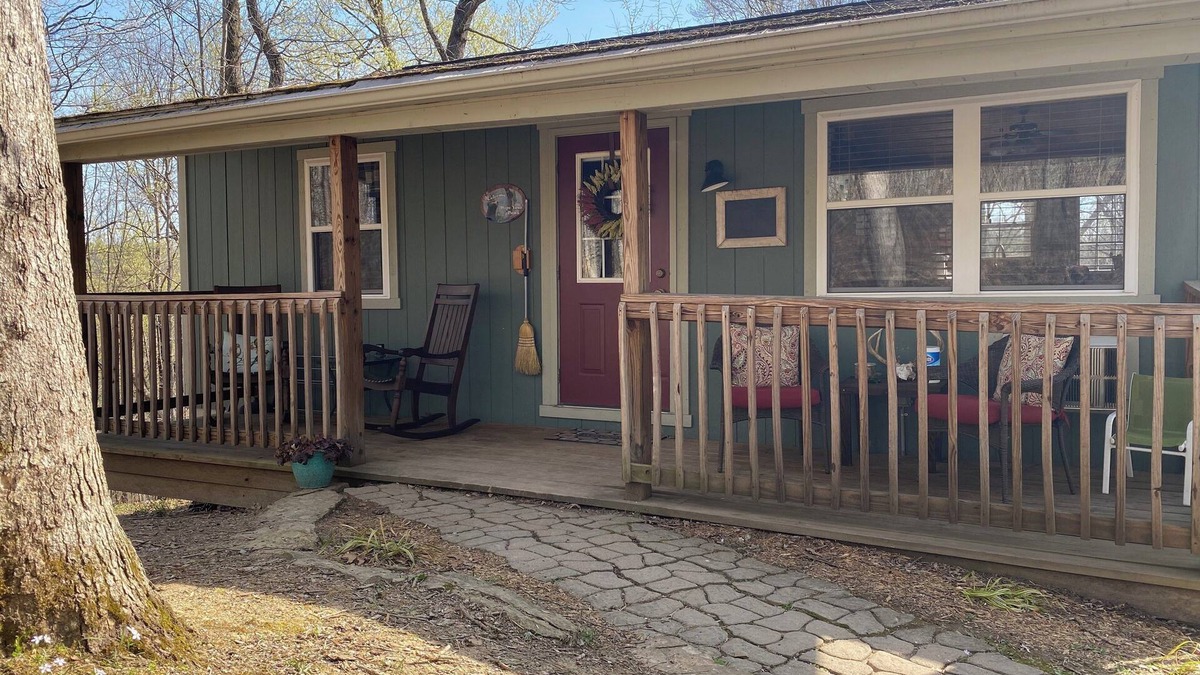 Athens Cabin | Secluded cabin situated near State Parks!