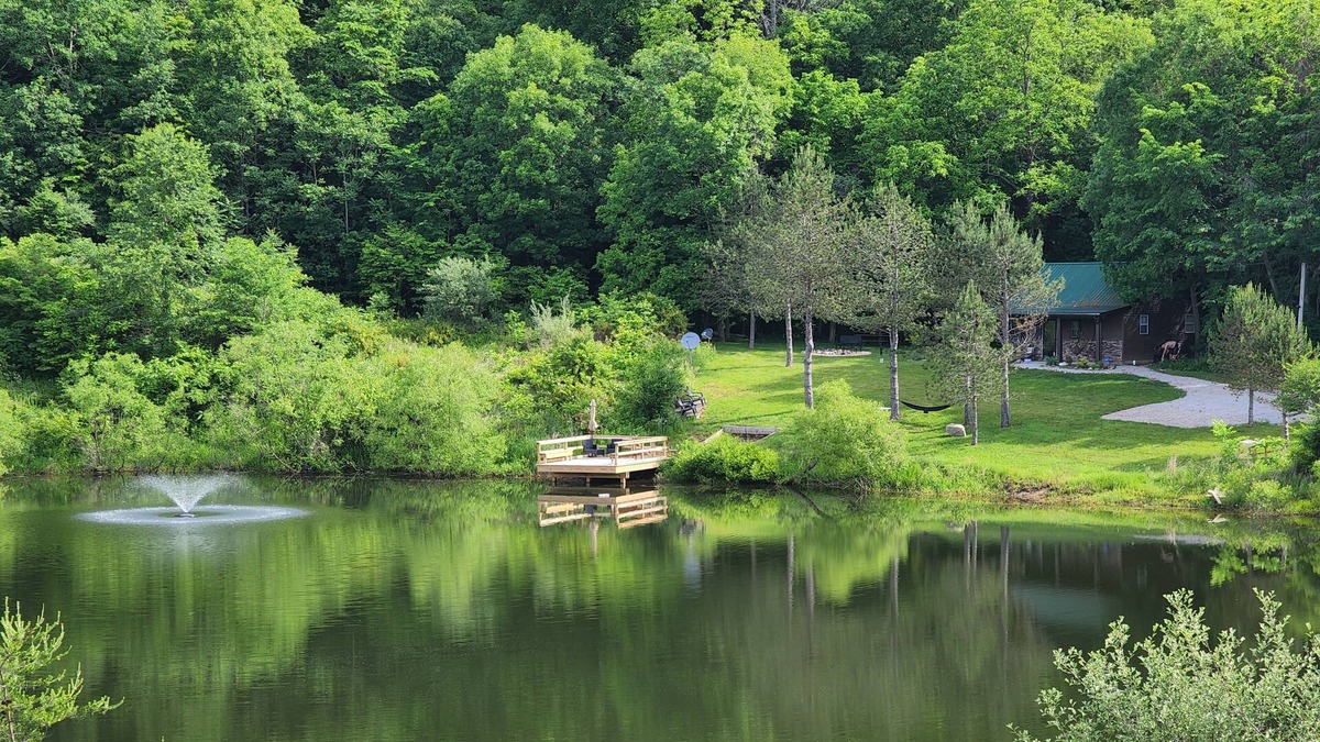 Carbon Hill Cabin | Secluded Cabin near Hocking Hills with Stocked Pond/ Hot Tub on 40 acres