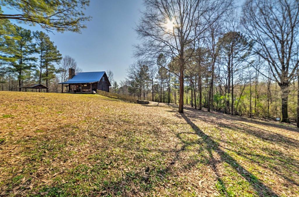 Hueytown House | Secluded Cabin with Fishing Pond near Hunting!