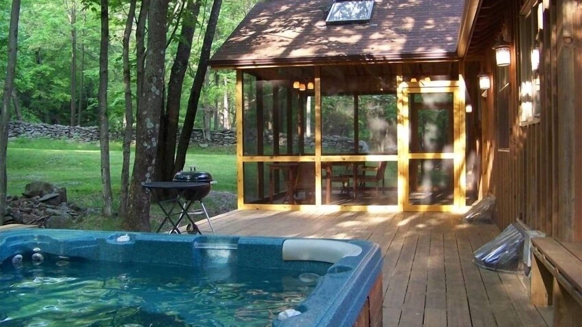 Bearsville Cabin | Secluded Cabin with Hot Tub - 5 Miles to Woodstock