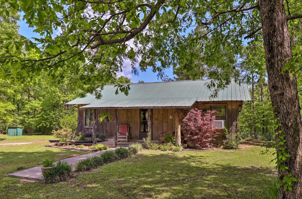 Neely House | Secluded Cabin with Pond about 37 Mi to Gulf Coast!