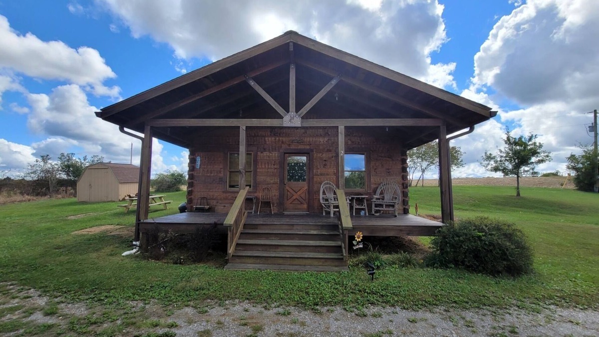 Uniontown Cabin | Secluded cabins with fishing pond on the Mississippi River Hills Wine Trail