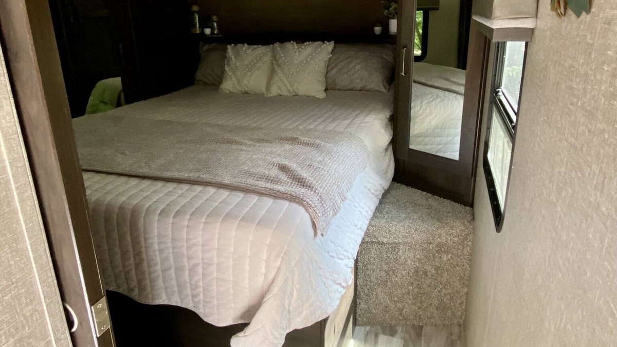 Houston House | Secluded Camper in the woods with swimming fishing pond