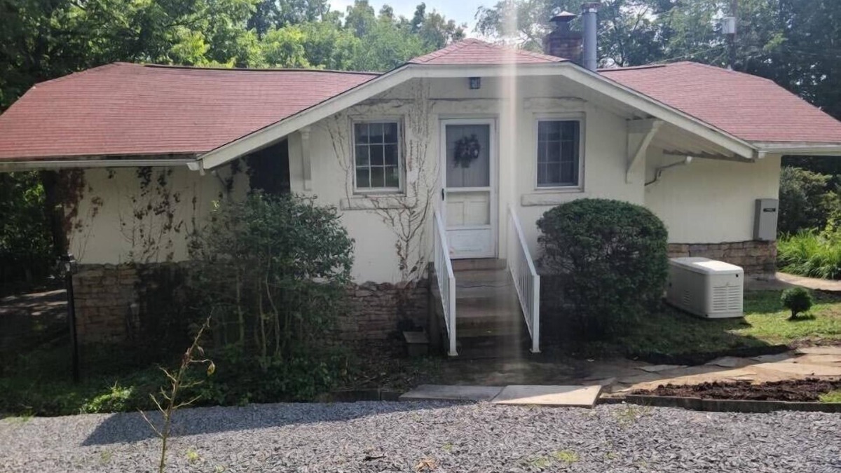 Morgantown House | Secluded carriage house on an estate close to downtown