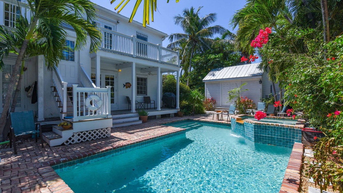 Old Town Condo | Secluded Casa - Spacious Apartment, Overlooks Pool & Garden.