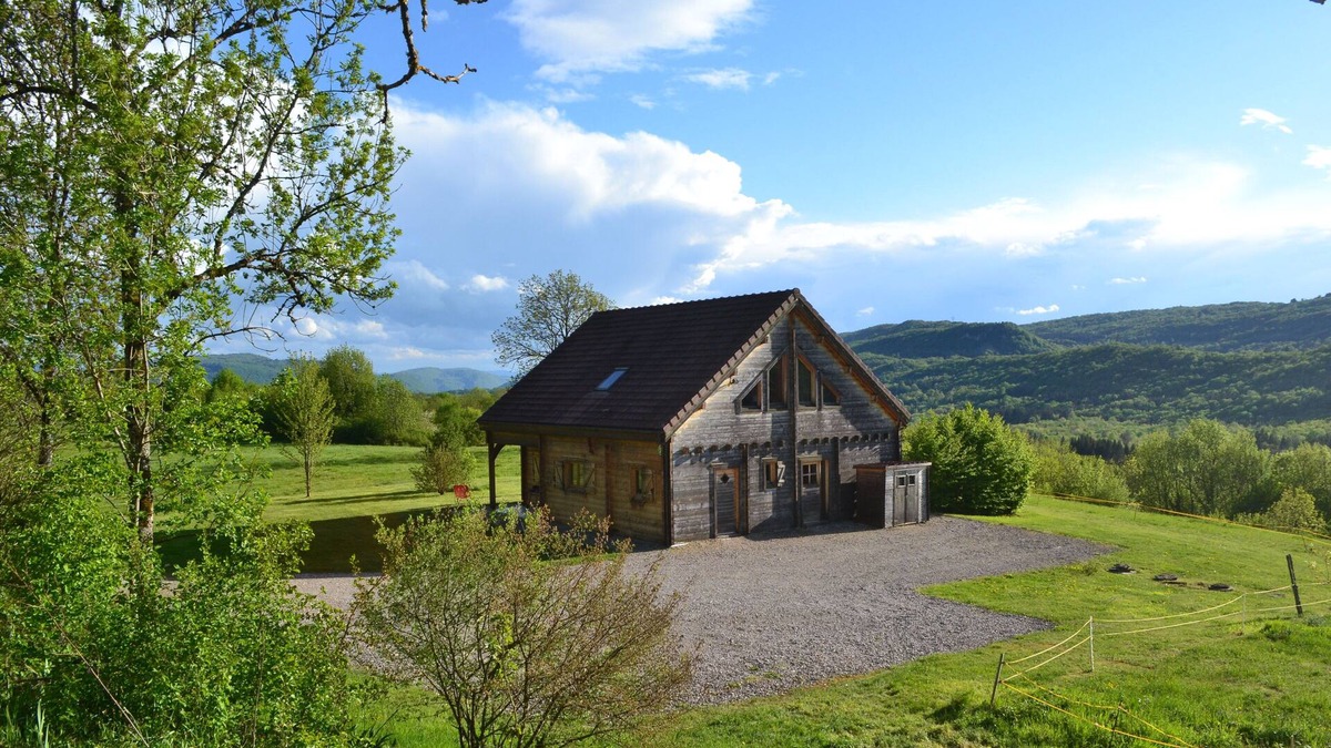 Onoz House | Secluded chalet in the sun with breathtaking views of a wooded valley