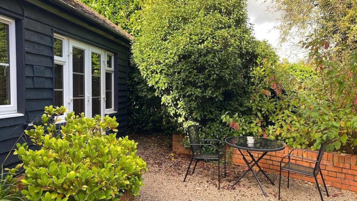Moreton Apartment | Secluded Countryside Retreat for Four, Gloucester