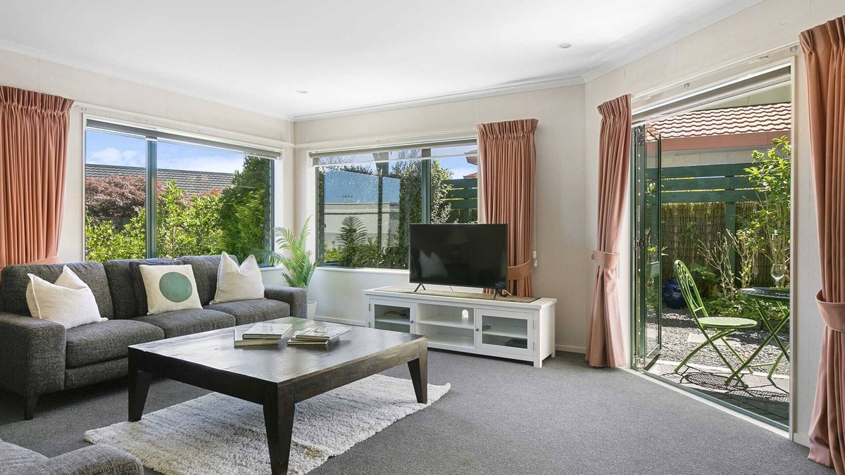 Waipahihi House | Secluded & Cosy - 5min to Town *No Service Fee*