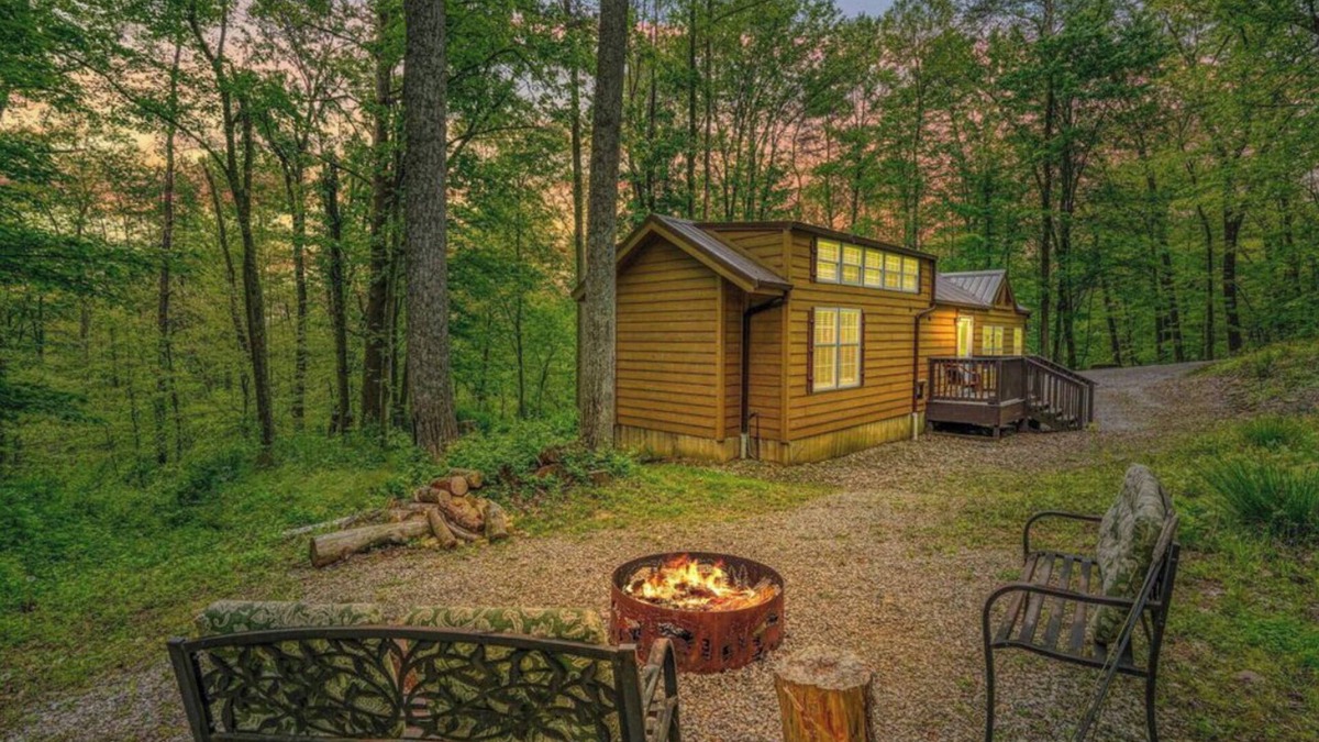 Carbon Hill Cottage | Secluded cottage 3 miles from Old Man's Cave